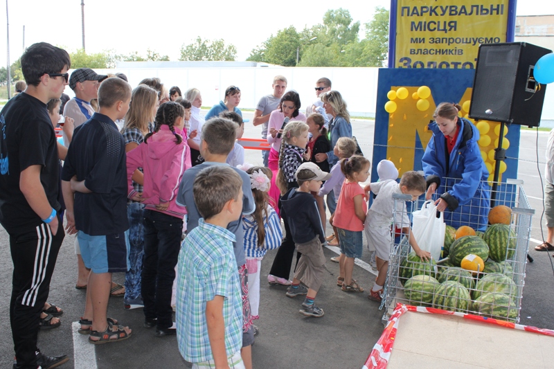 Святкування дня відкритих дверей Метро Кеш енд Керрі роздавання подарунків